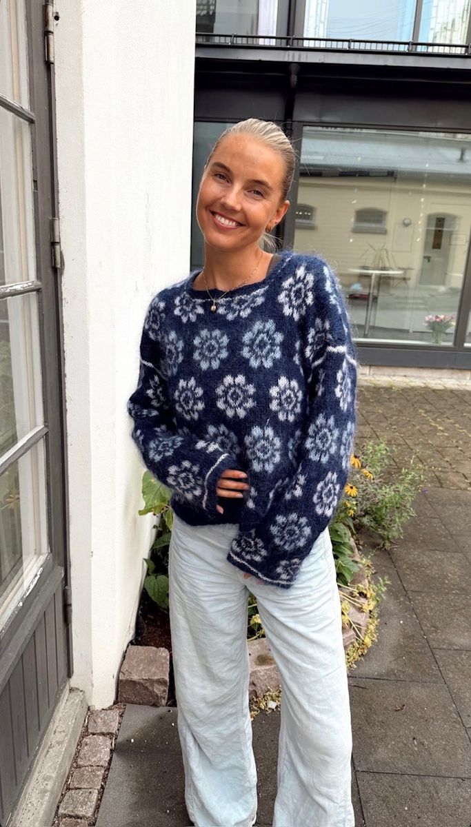 FORHÅNDSBESTILLING Mari Sweater - Marine