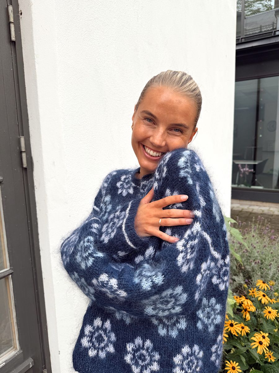 FORHÅNDSBESTILLING Mari Sweater - Marine